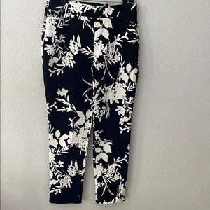 NWT Chico's  Black and White  Pull on Floral Ankle Jeans 
Sz 10 
Chicos Sz 1.5R